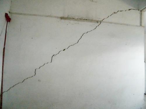 农村自建房墙出现了裂缝。为什么？